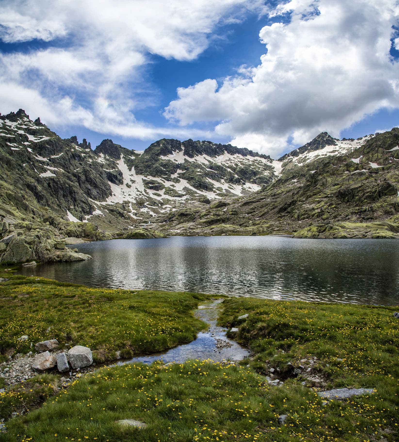 Sierra de Gredos - beeindruckende Landschaft, die aus Granitfelsen und alpinen Tälern besteht, und ist ein beliebtes Ziel für Wanderer und Naturliebhaber