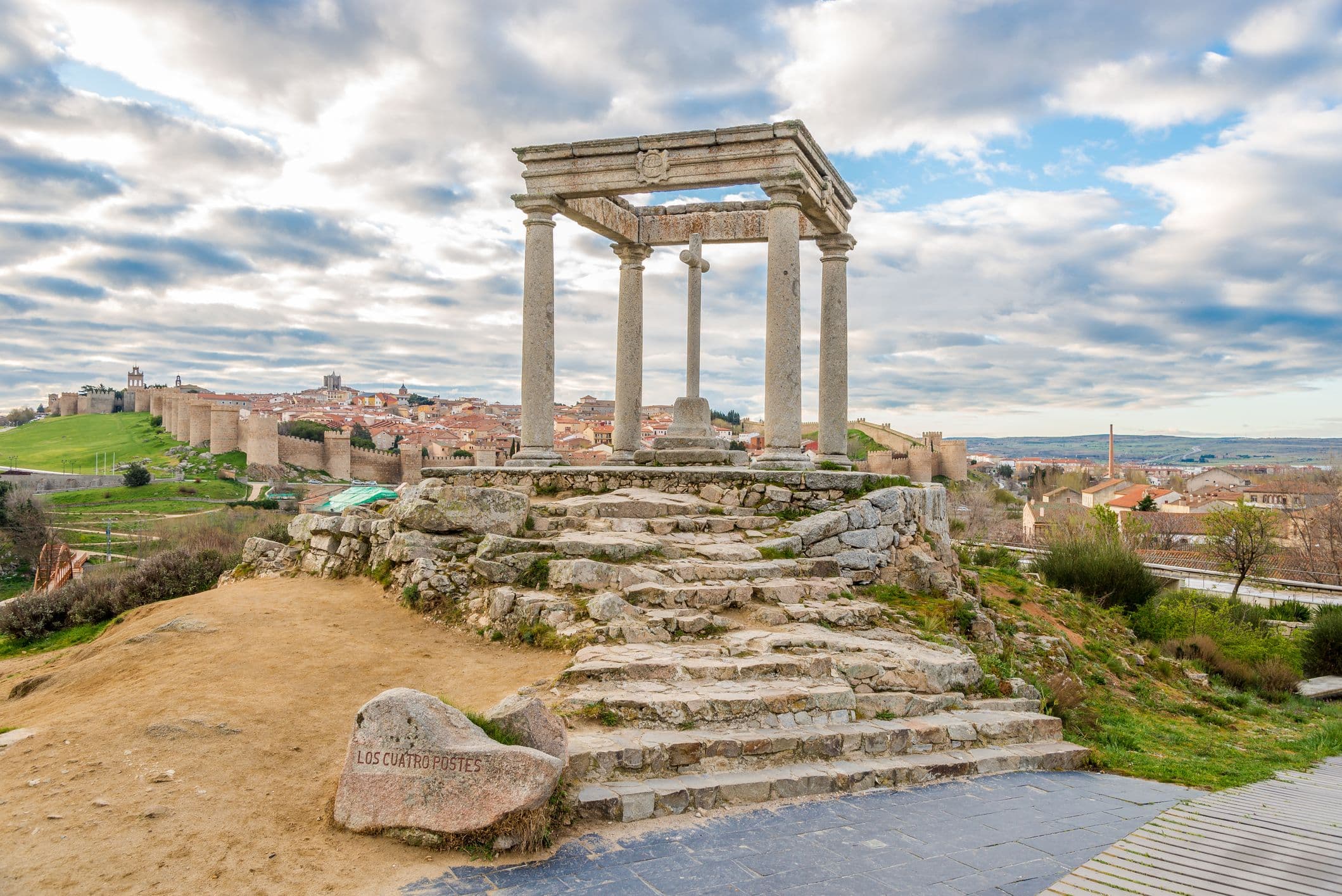 Los Cuatro Postes - religiöses Denkmal, bestehend aus vier dorischen Säulen, die ein Quadrat bilden und durch einen Architrav verbunden sind