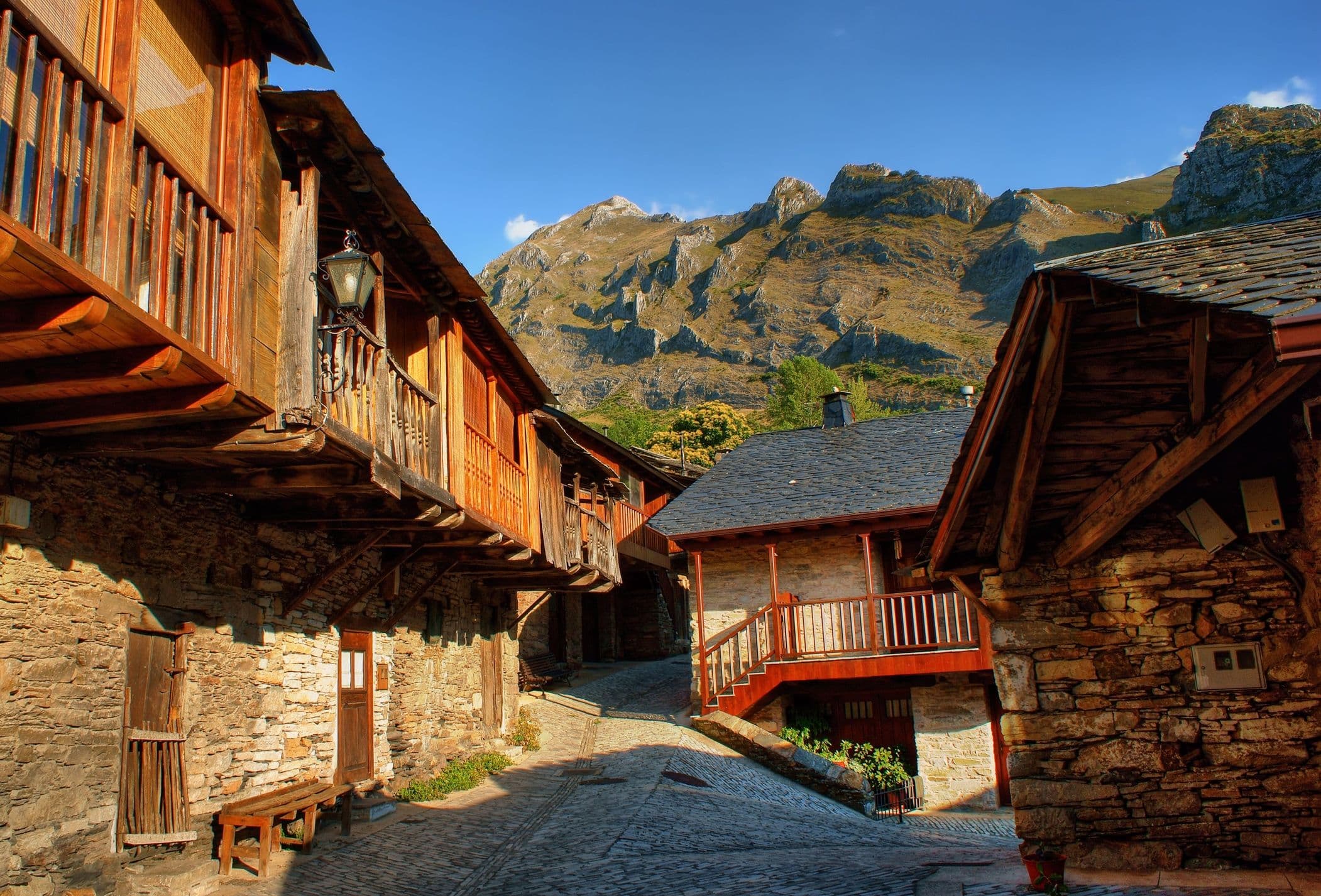 Peñalba de Santiago - bekannt für seine gut erhaltene traditionelle Architektur und die mozarabische Kirche Santiago de Peñalba