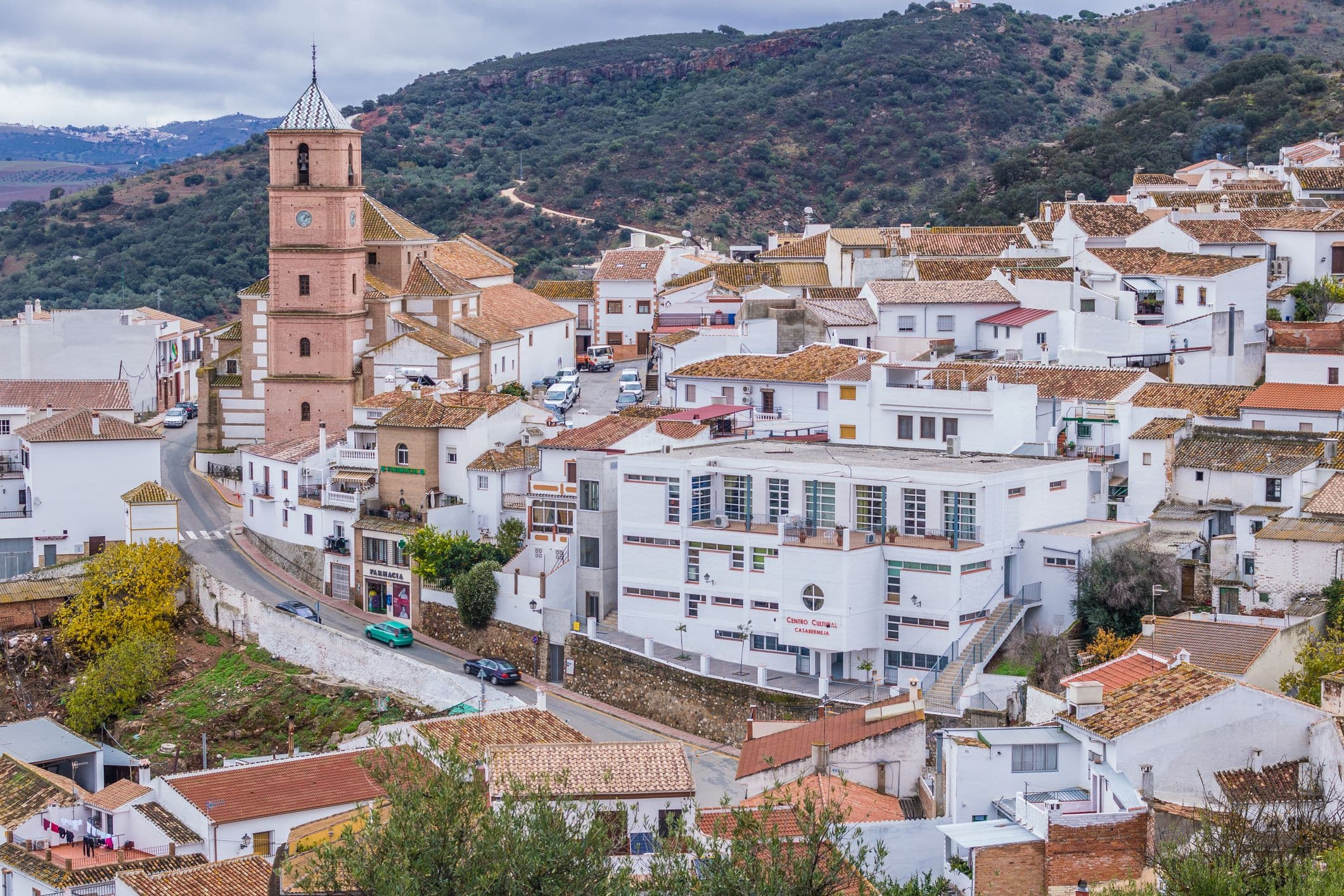 Casabermeja - liegt etwa 20 Kilometer nördlich von Málaga und ist bekannt für ihre malerische Lage zwischen Bergen und dem Naturpark Montes de Málaga