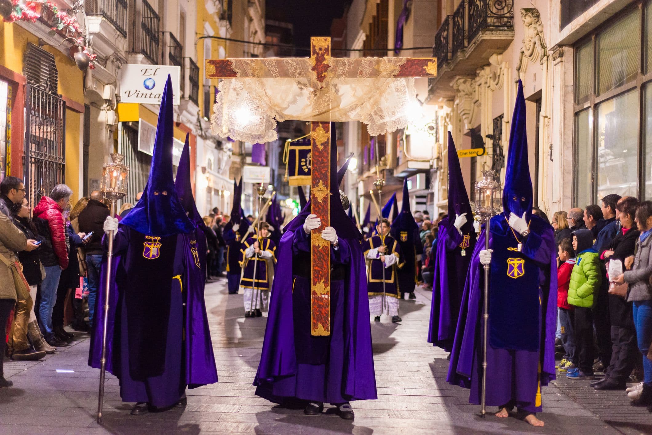 Semana Santa Valladolid - bedeutende religiöse Feier, die für ihre prächtigen Prozessionen mit kunstvollen Holzskulpturen bekannt ist