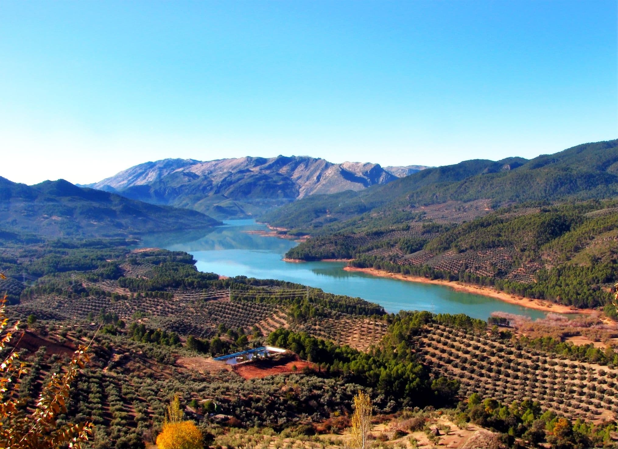 Embalse del Tranco - befindet sich im Herzen des Naturparks, umgeben von Bergen und Wäldern