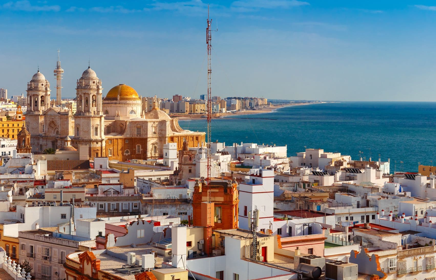 Cádiz - liegt auf einer schmalen Halbinsel und wird von drei Seiten vom Meer umgeben, was ihr den Spitznamen "Silberne Teekanne" eingebracht hat