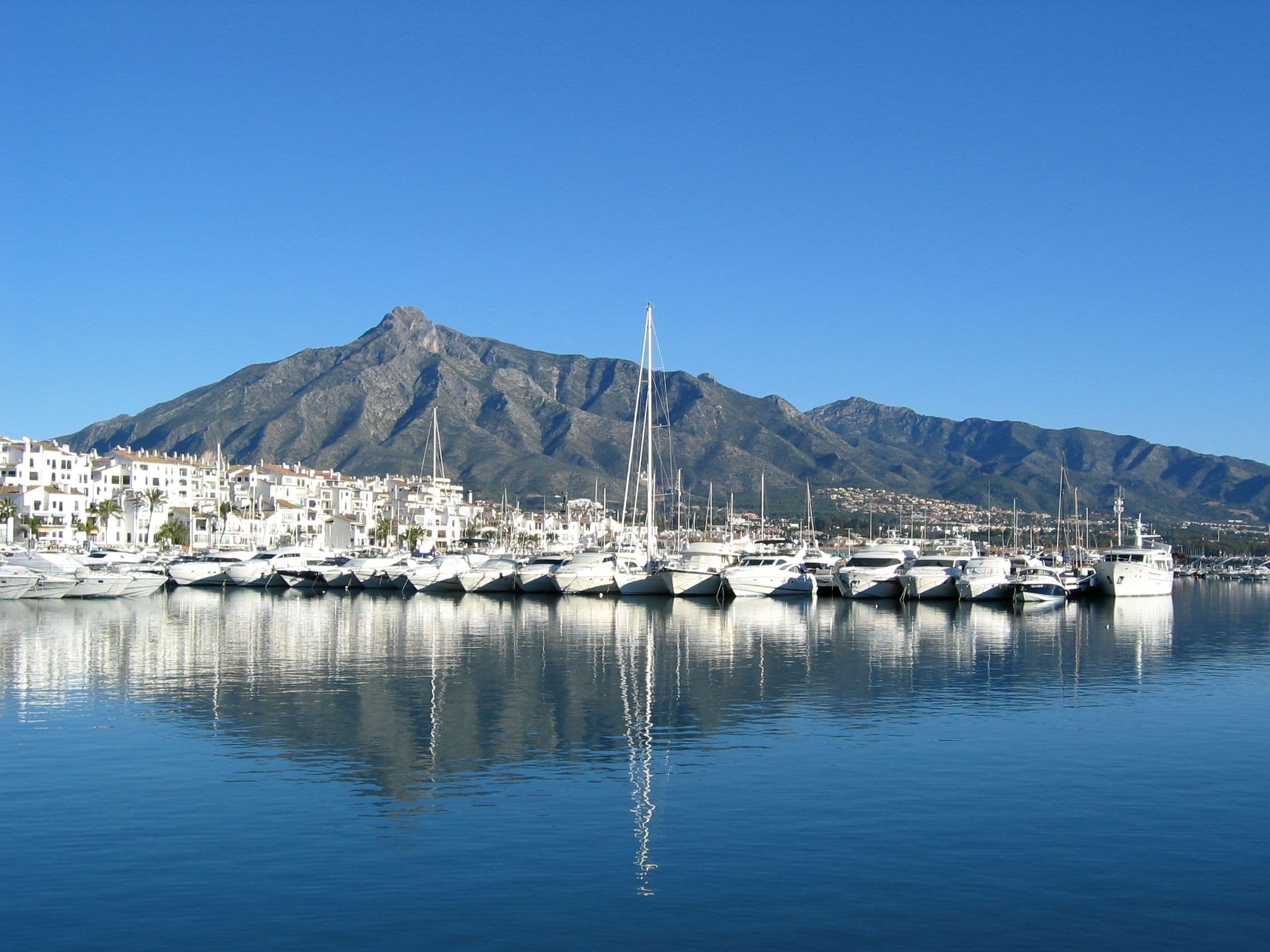Puerto Banús bei Marbella - luxuriöser Jachthafen und Stadtteil von Marbella, der für seine exklusive Atmosphäre, teure Yachten, gehobene Geschäfte und sein lebhaftes Nachtleben bekannt ist