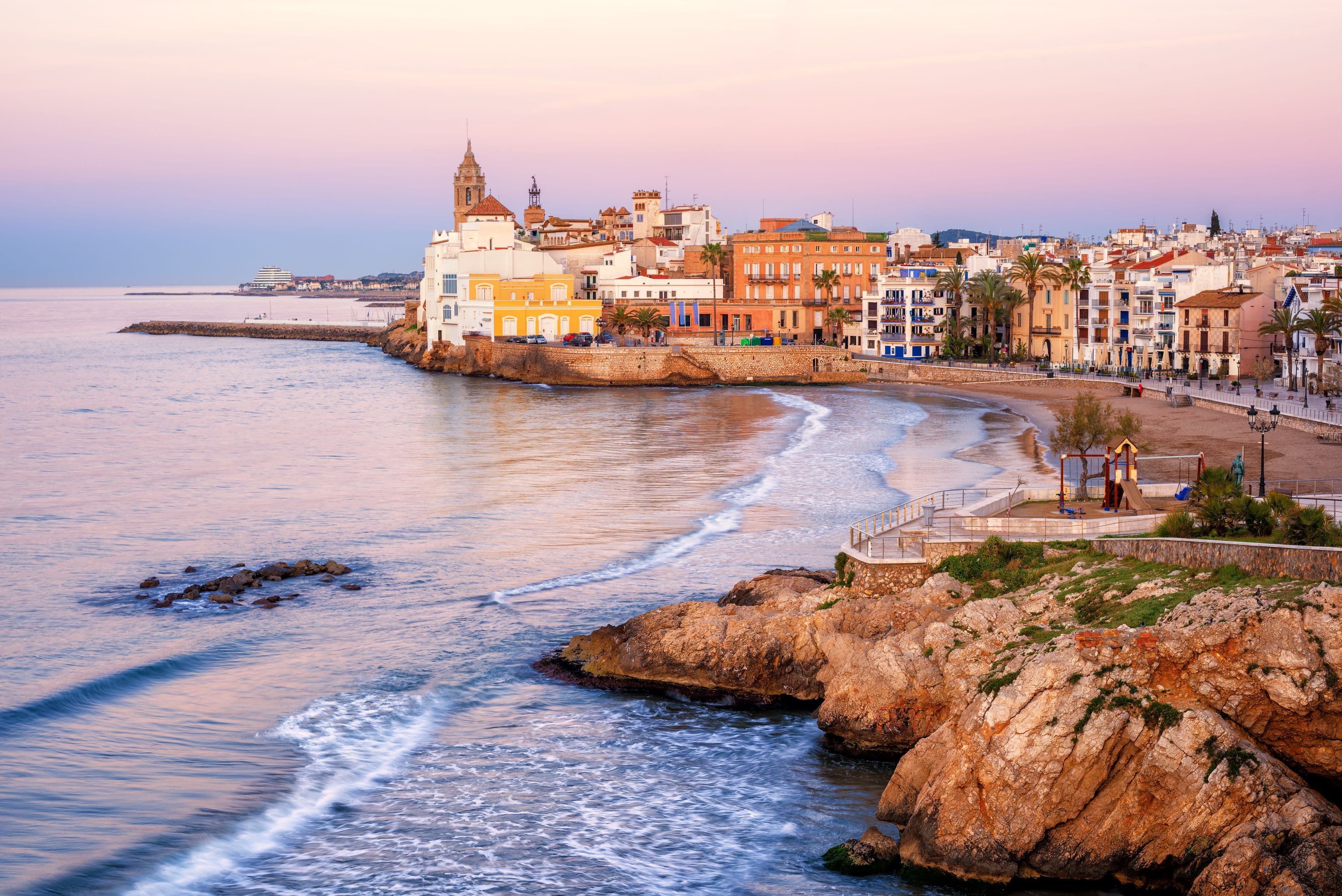 Sitges - Blick auf die Stadt und den Strand an der Costa Barcelona.