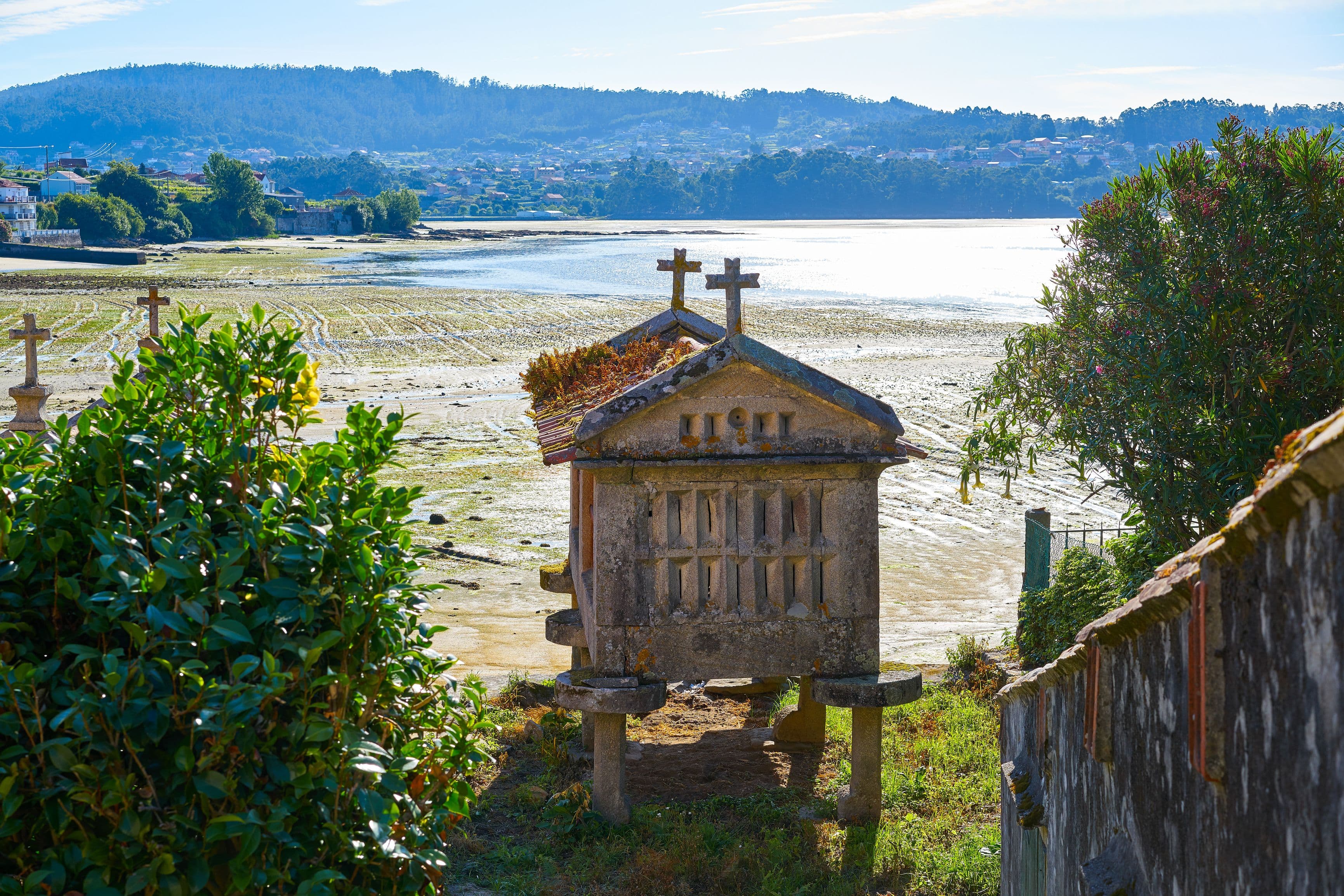 Horreo im galizischem Dorf Combarro von Pontevedra in Galizien.