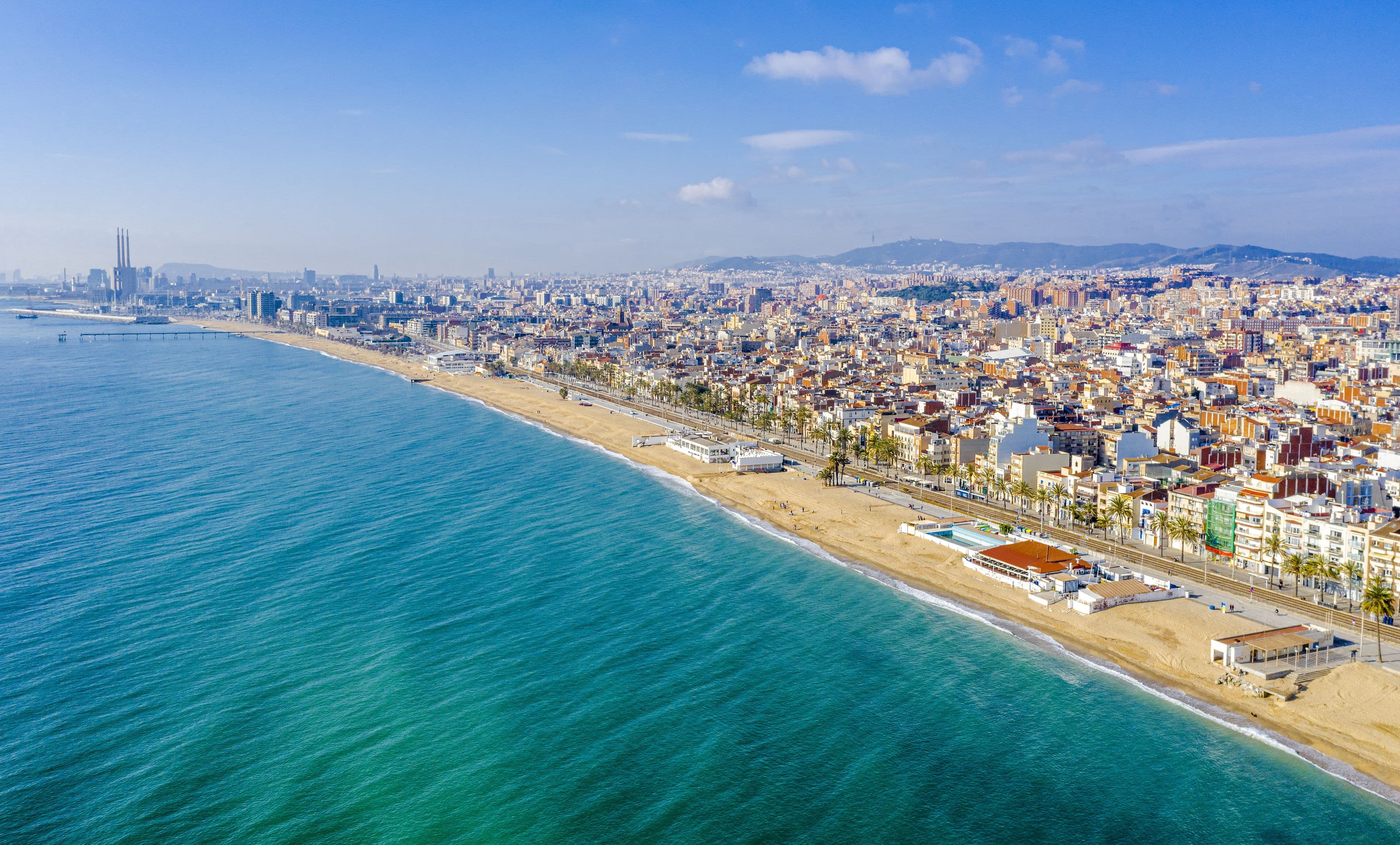 Badalona - Blick auf die Küste und den Strand.