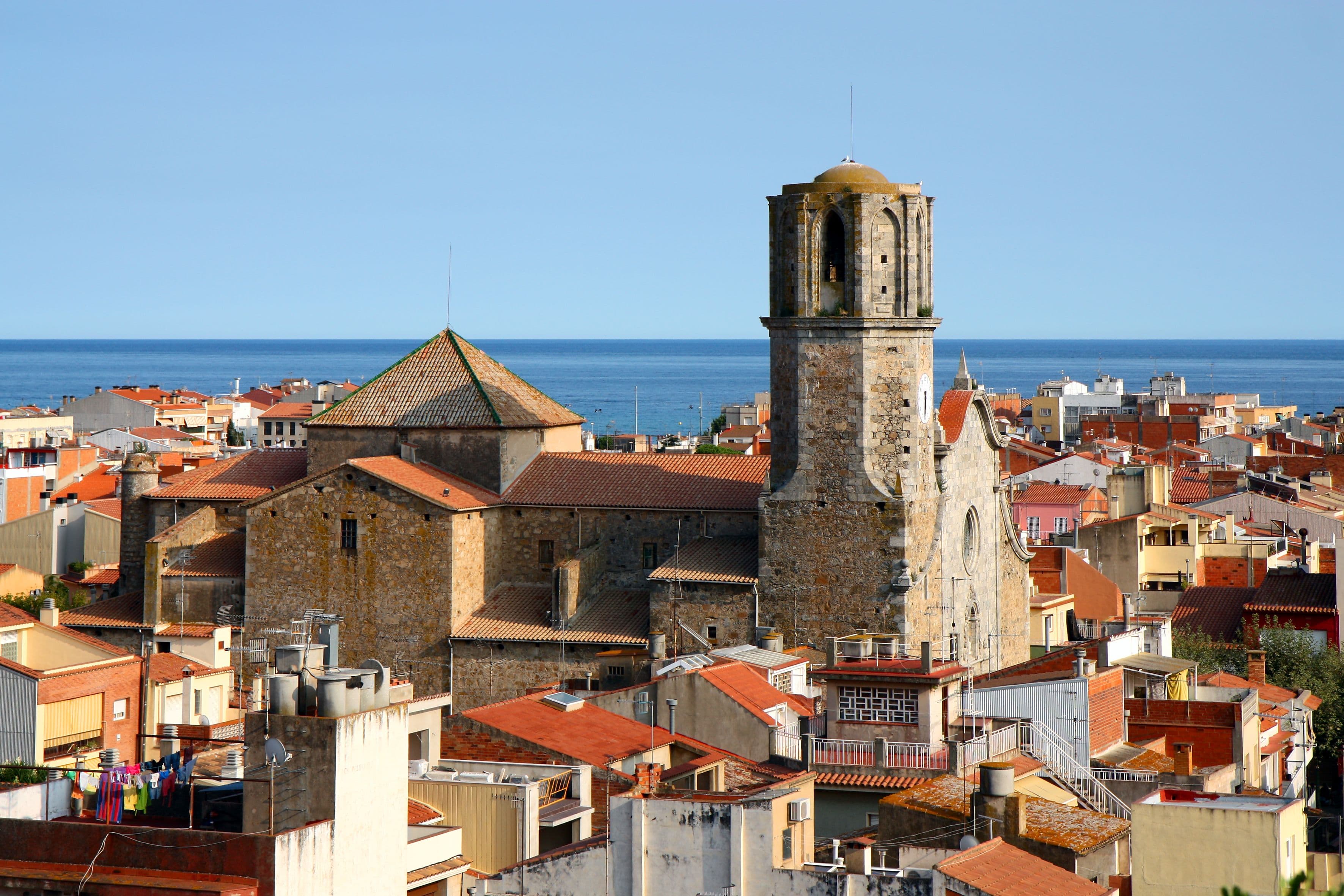 Alte Stadt in Malgrat de Mar, Spanien. Alte Stadt- und Kirche Sant Nicolau De Bari in Malgrat de Mar an der  Costa Del Maresme, Katalonien, Spanien. 