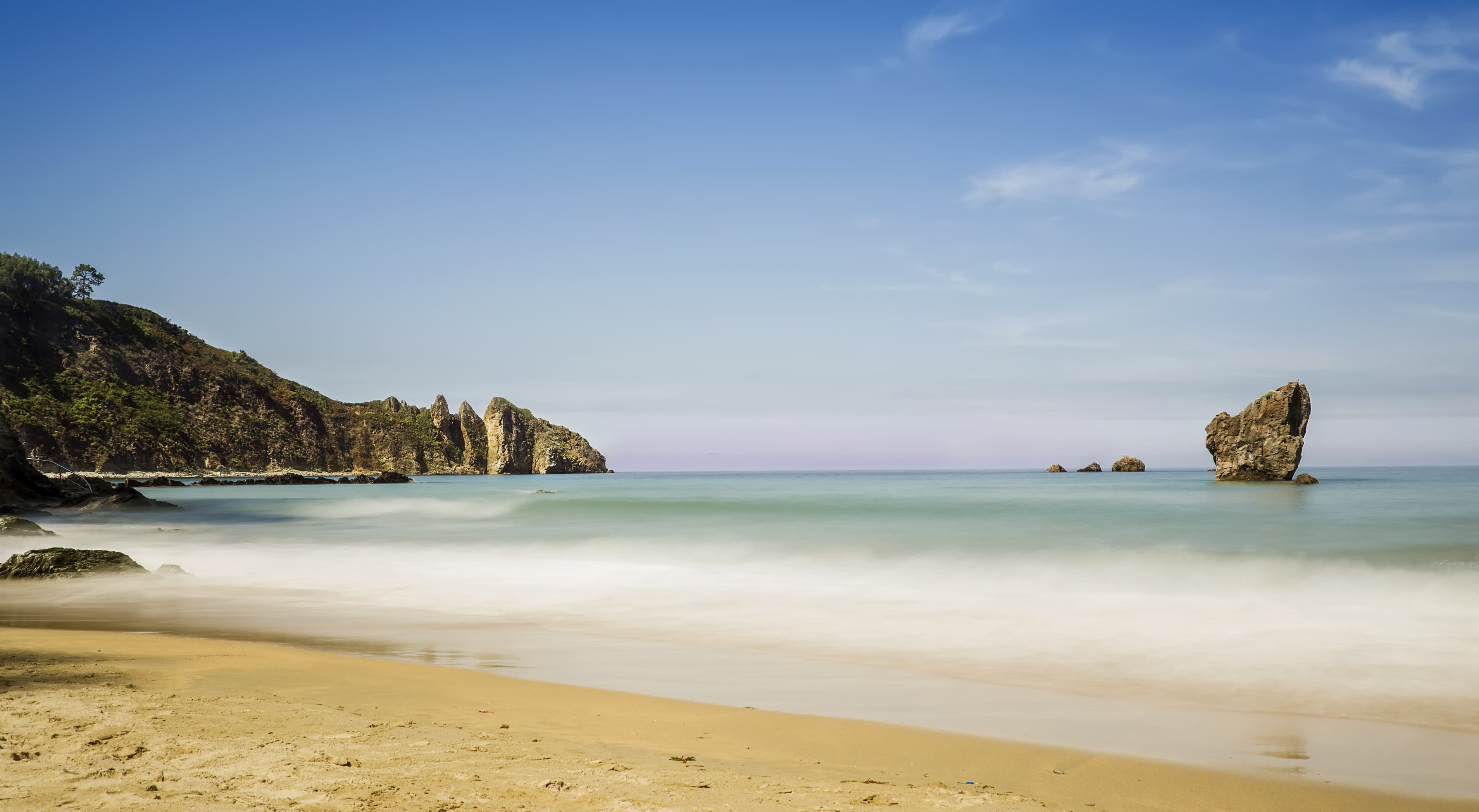 Blick auf einen Strand in der Region Asturien.