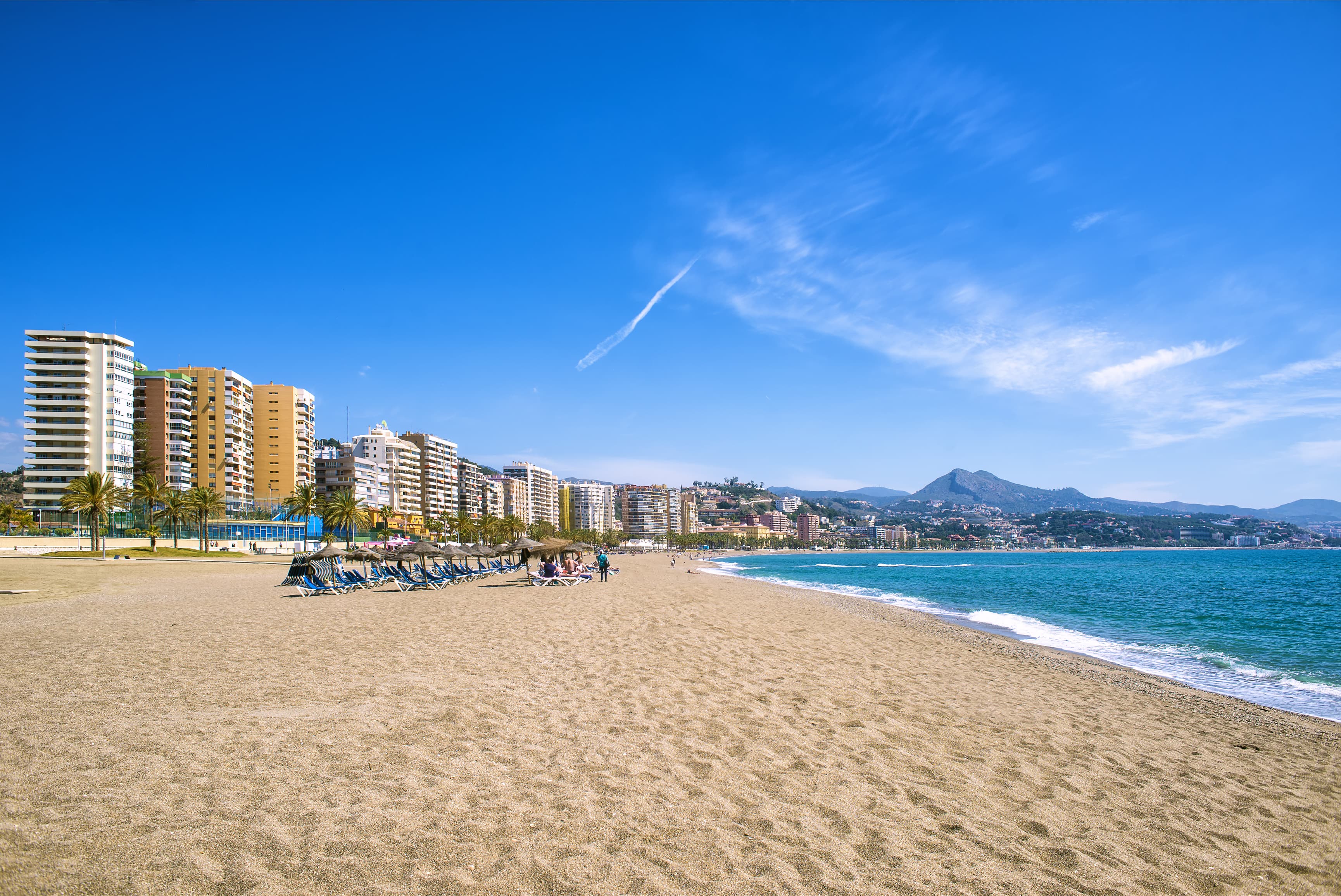 Der Malagueta Strand in Malaga in Andalusien.