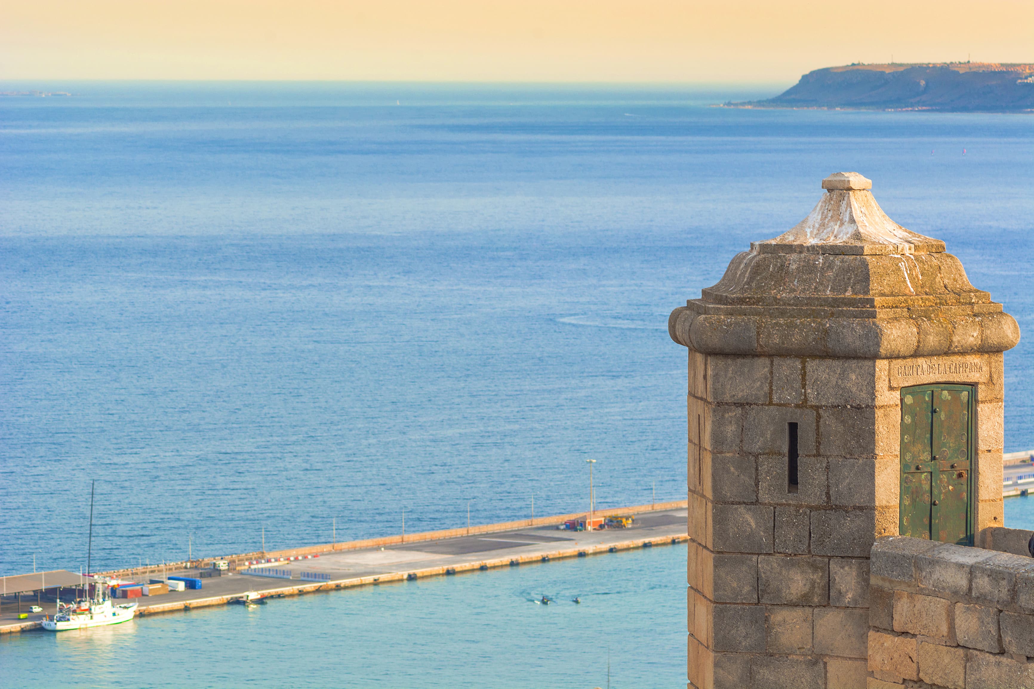 Blick von der Burg Santa Barbara Castle in Alicante.