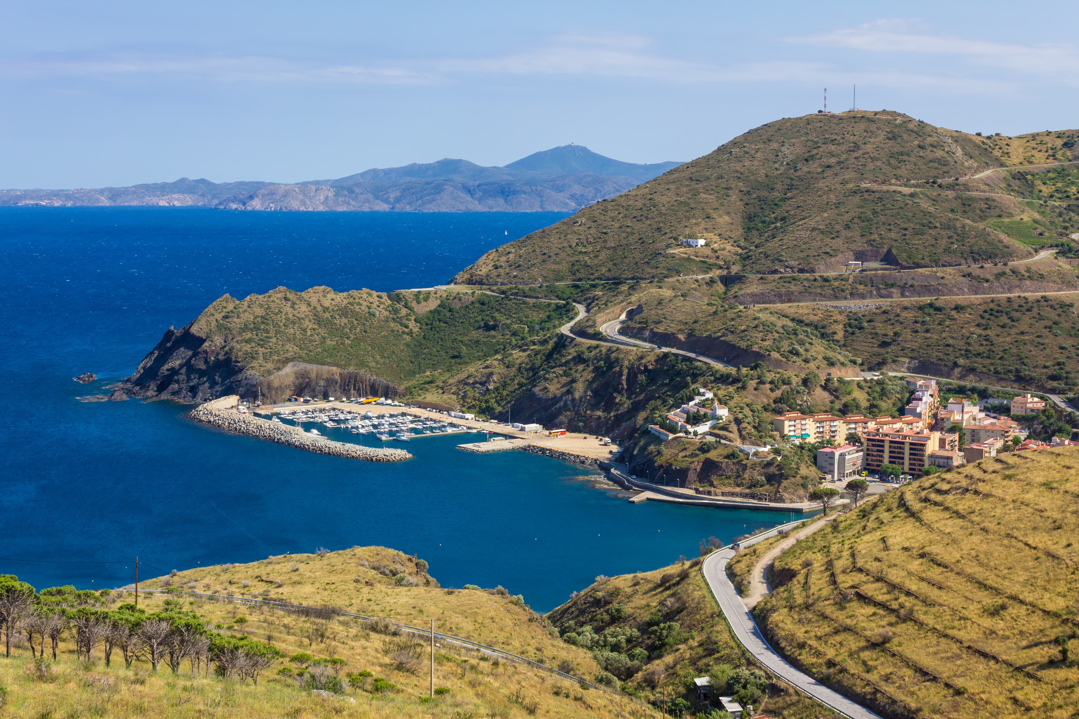 Blick auf das Dorf Portbou an der Grenze zu Frankreich - Costa Brava.