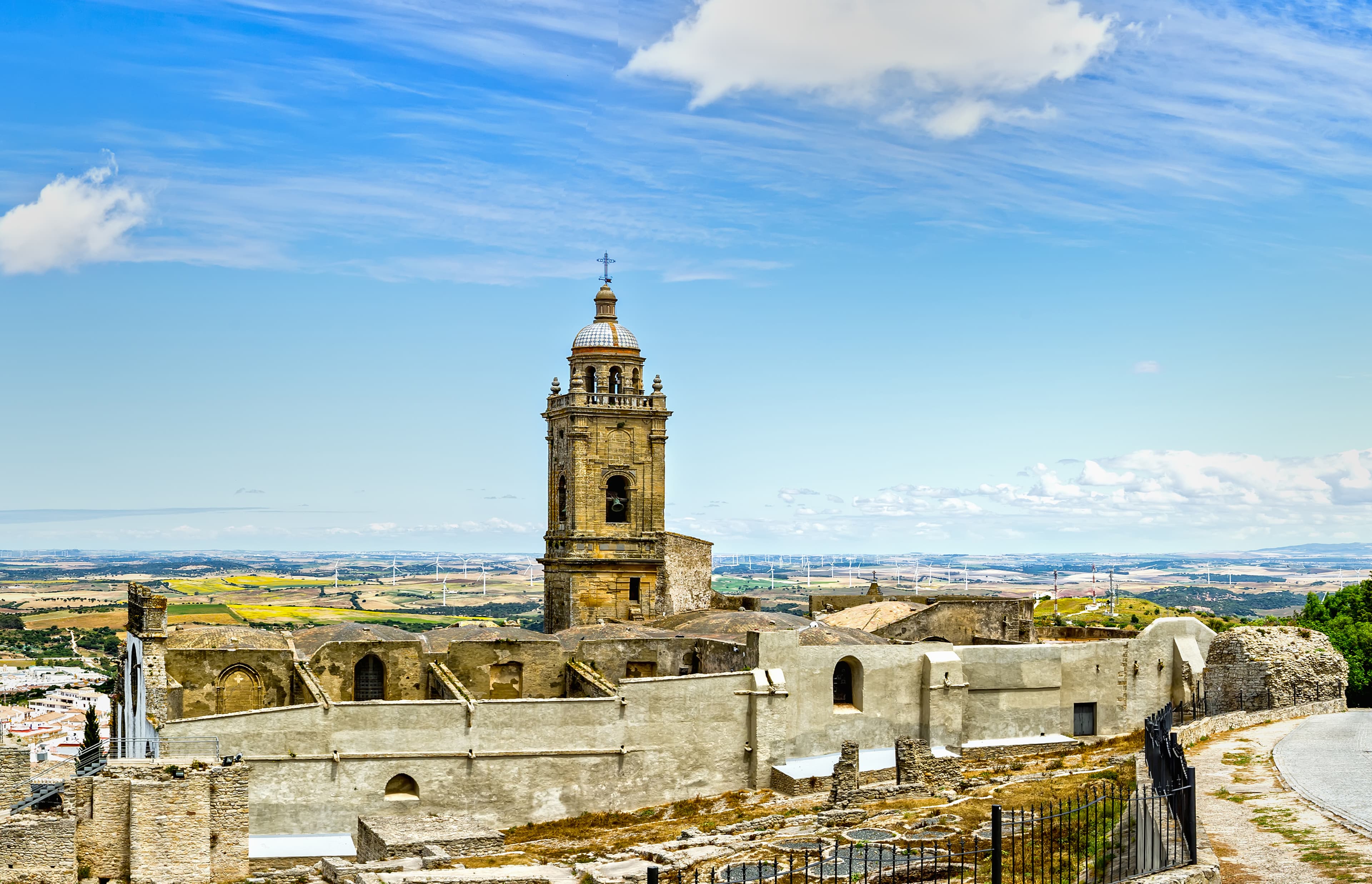Die Kirche Santa Maria la Mayor la Coronada in Medina Sidonia - Andalusien.