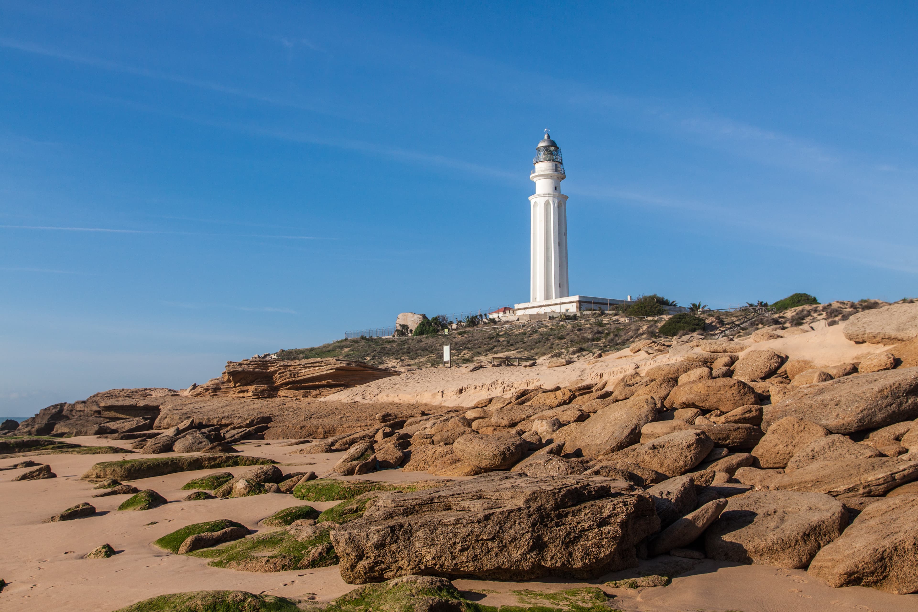 Kap Trafalgar mit Leuchtturm an der Costa de la Luz in Andalusien.