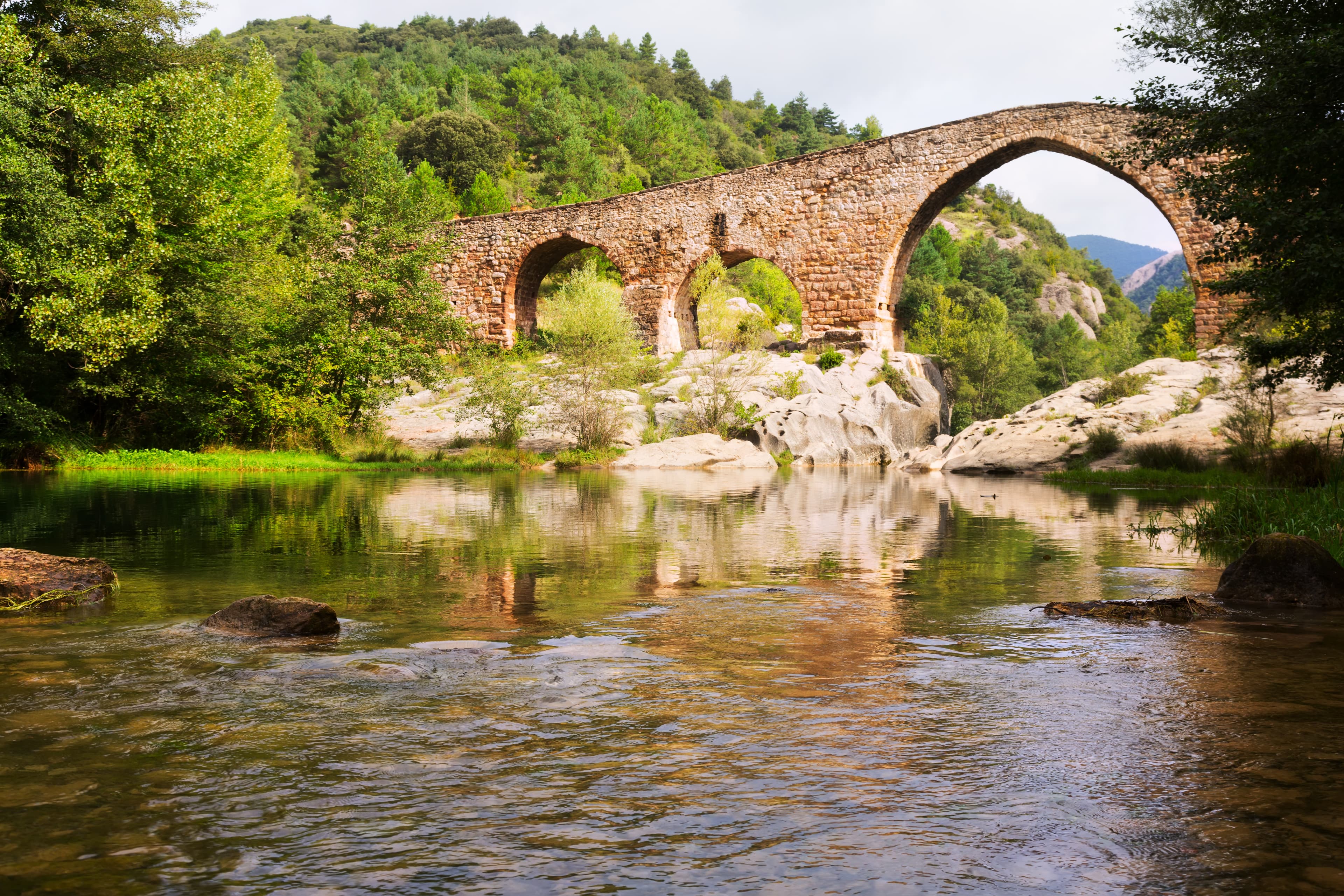 Eine Brücke über den Fluss Llobregat in Katalonien.