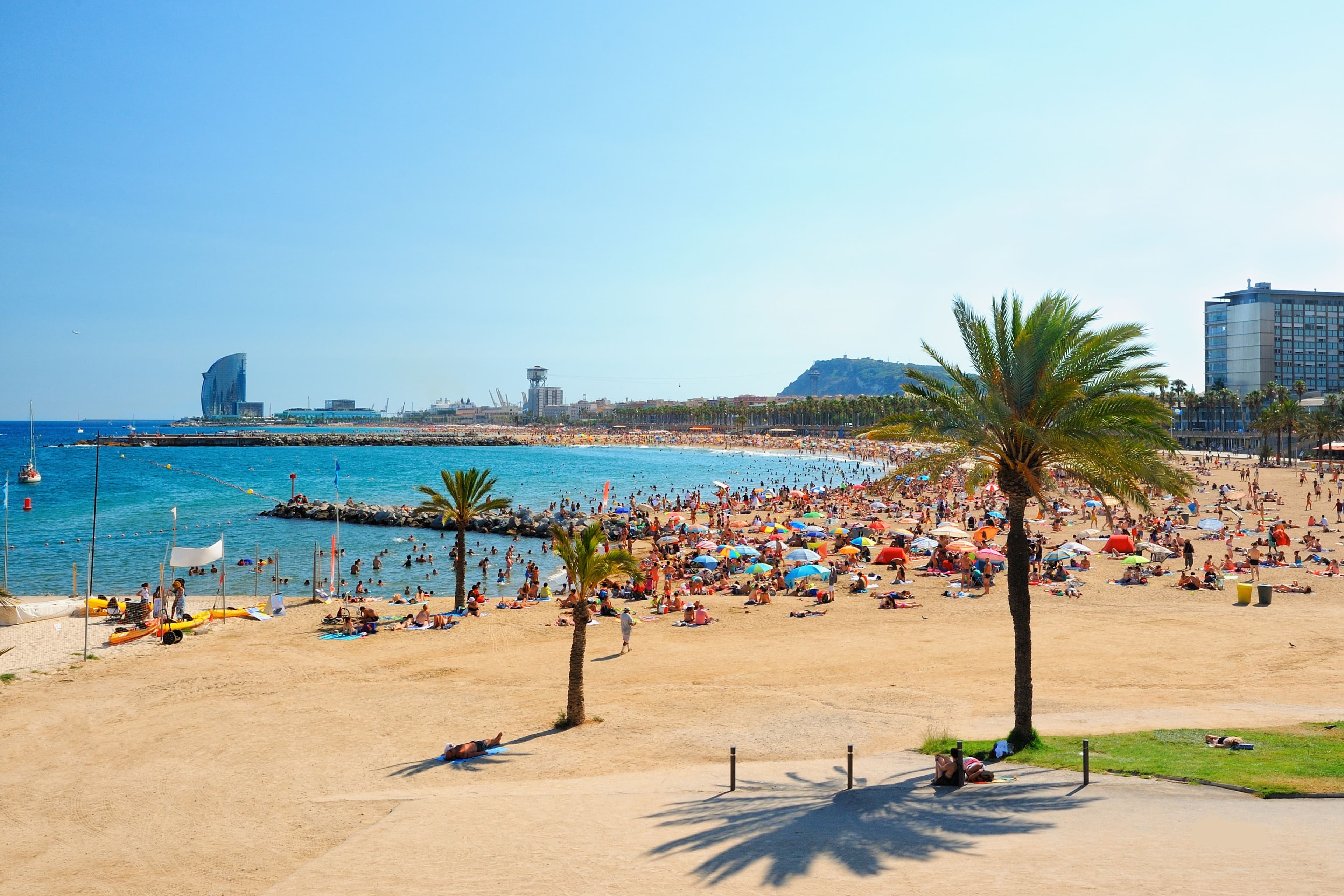 Barcelona - Blick auf den Strand Barceloneta an der Costa Barcelona.