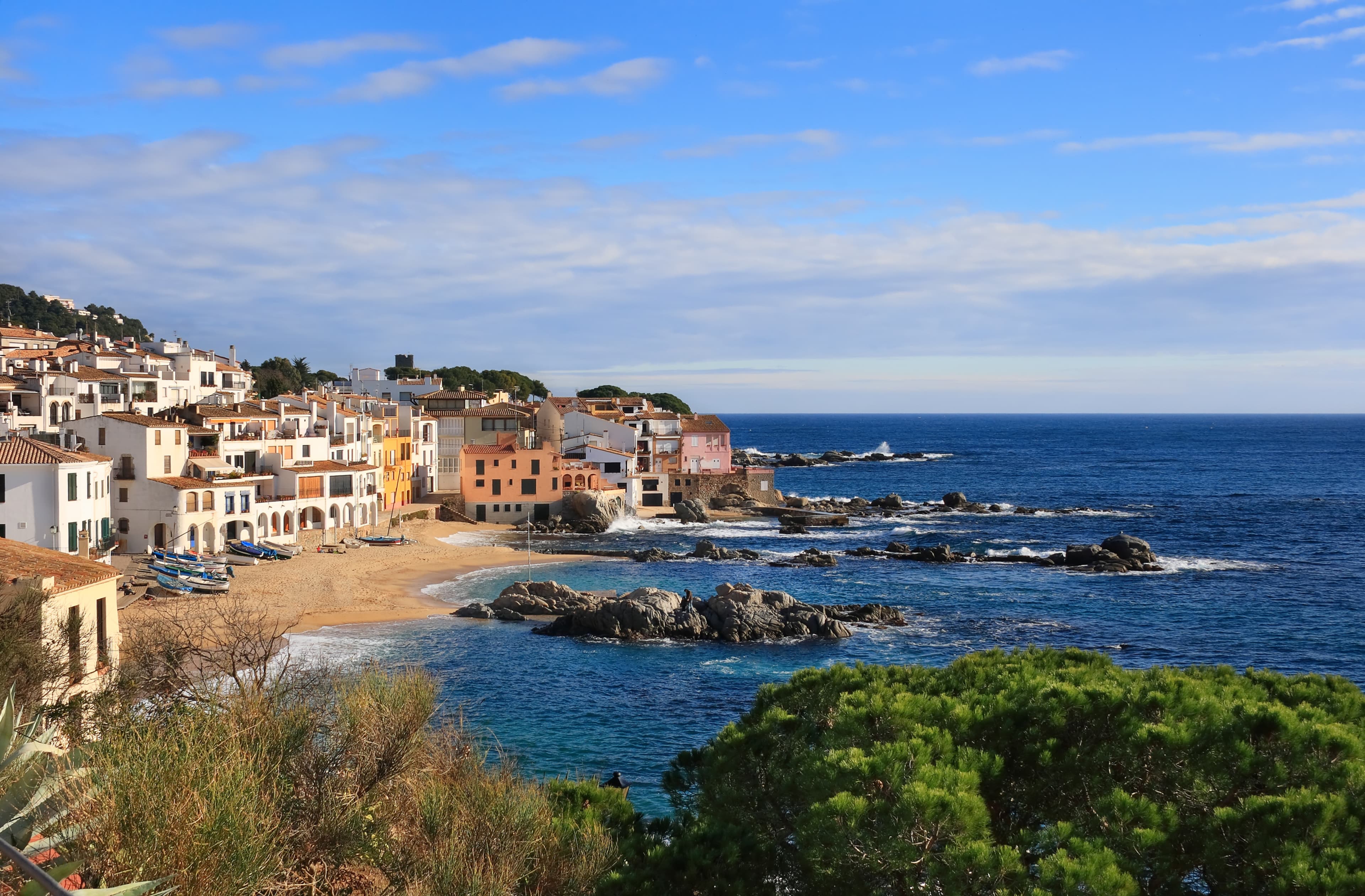 Der schöne Strand und das Dorf von Calellade Palafrugell an der Costa Brava in Katalonien - Spanien.