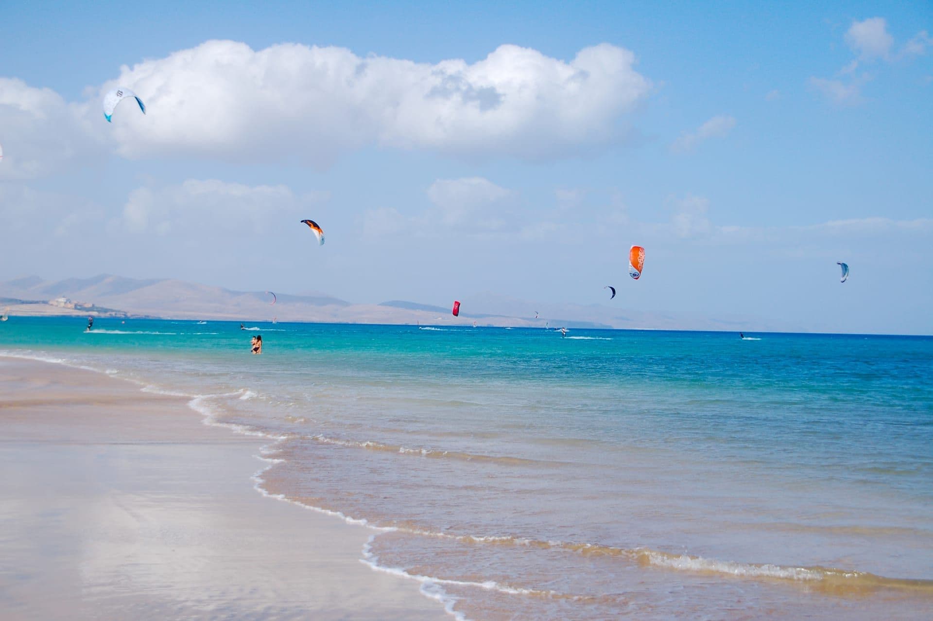 Strand auf Fuerteventura mit Kite - Surfern