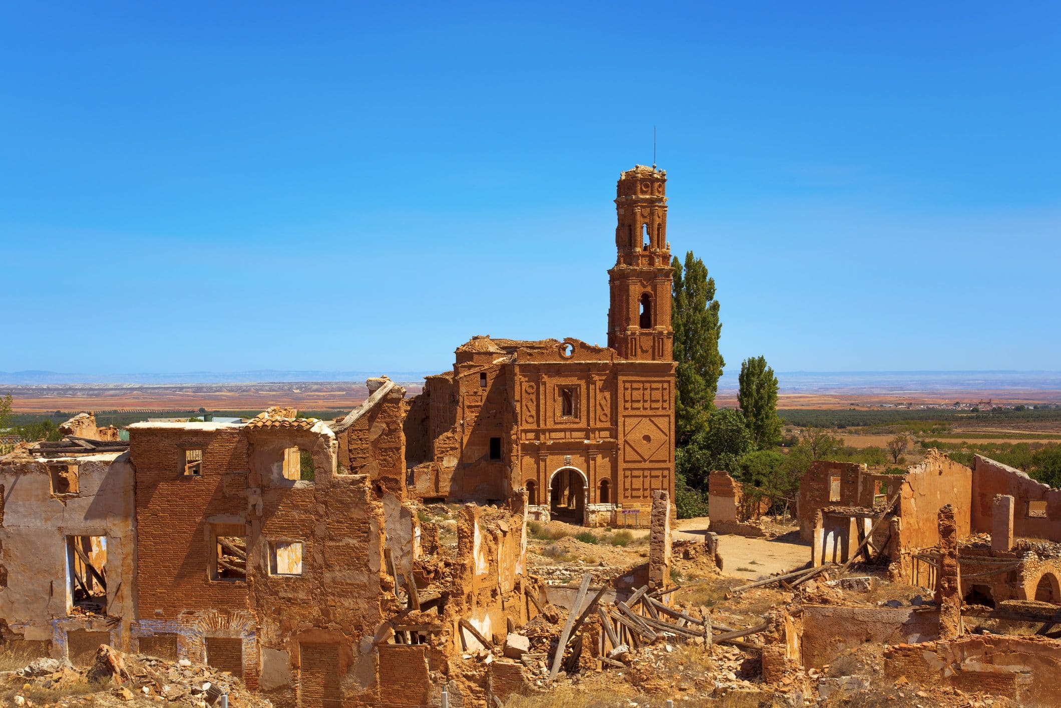Belchite - historische Ruinenstadt (Belchite Viejo), die als Mahnmal dient, und eine neu aufgebaute Stadt (Belchite Nuevo) in der Nähe.