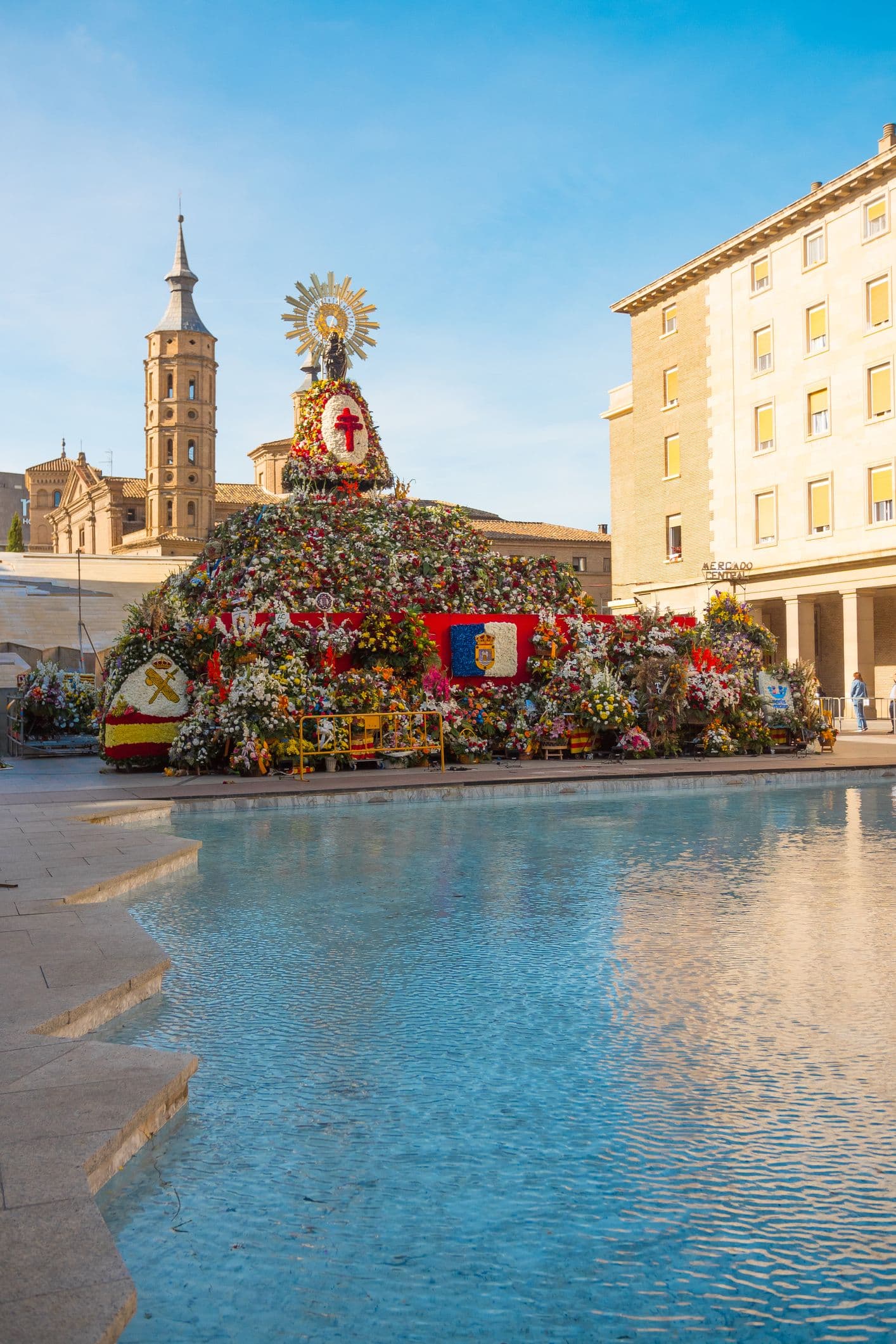 Fiestas del Pilar - das größte Stadtfest von Zaragoza in Spanien, das jährlich im Oktober zu Ehren der Schutzpatronin, der Virgen del Pilar, stattfindet und von internationalem touristischem Interesse ist
