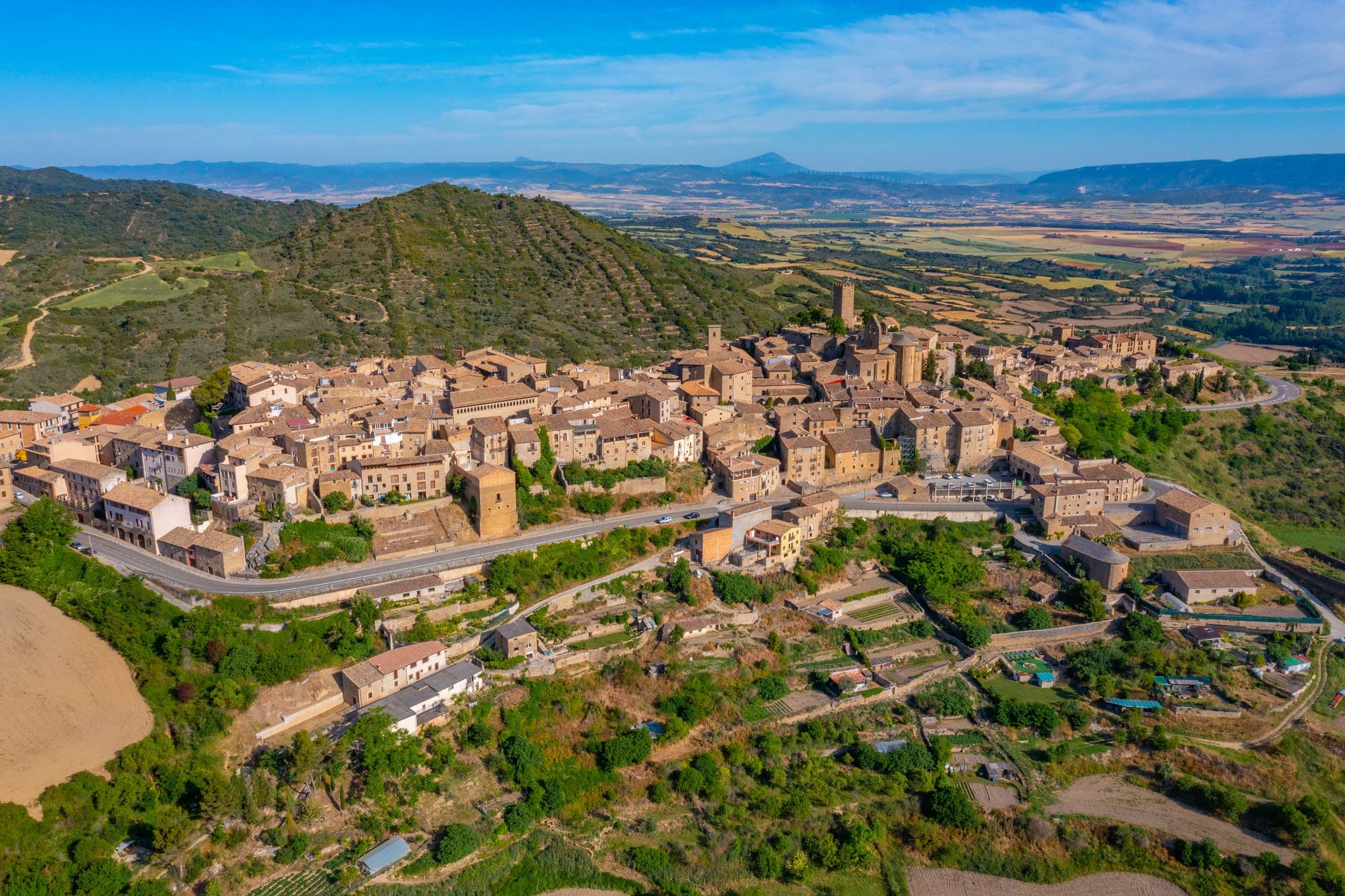 Sos del Rey Católico - liegt auf einem Hügel, war einst eine wichtige Grenzfestung zwischen Aragonien und Navarra und ist heute ein nationales Kulturerbe mit einer gut erhaltenen mittelalterlichen Stadtstruktur, einer Burg, Stadtmauern mit Toren und einem historischen jüdischen Viertel