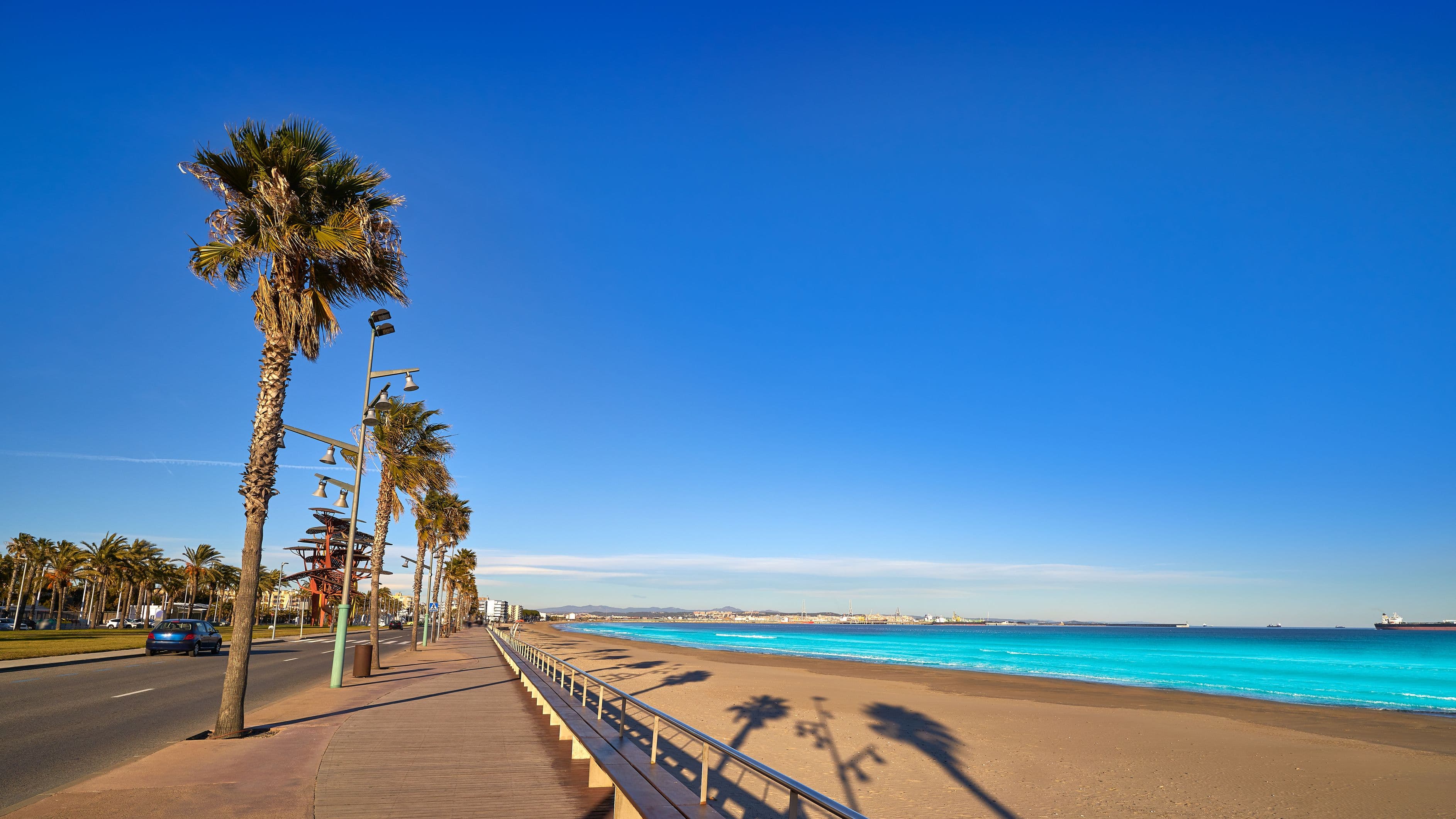 Platja de la Pineda - Blick auf den Strand in Castelldefels an der Costa Barcelona.