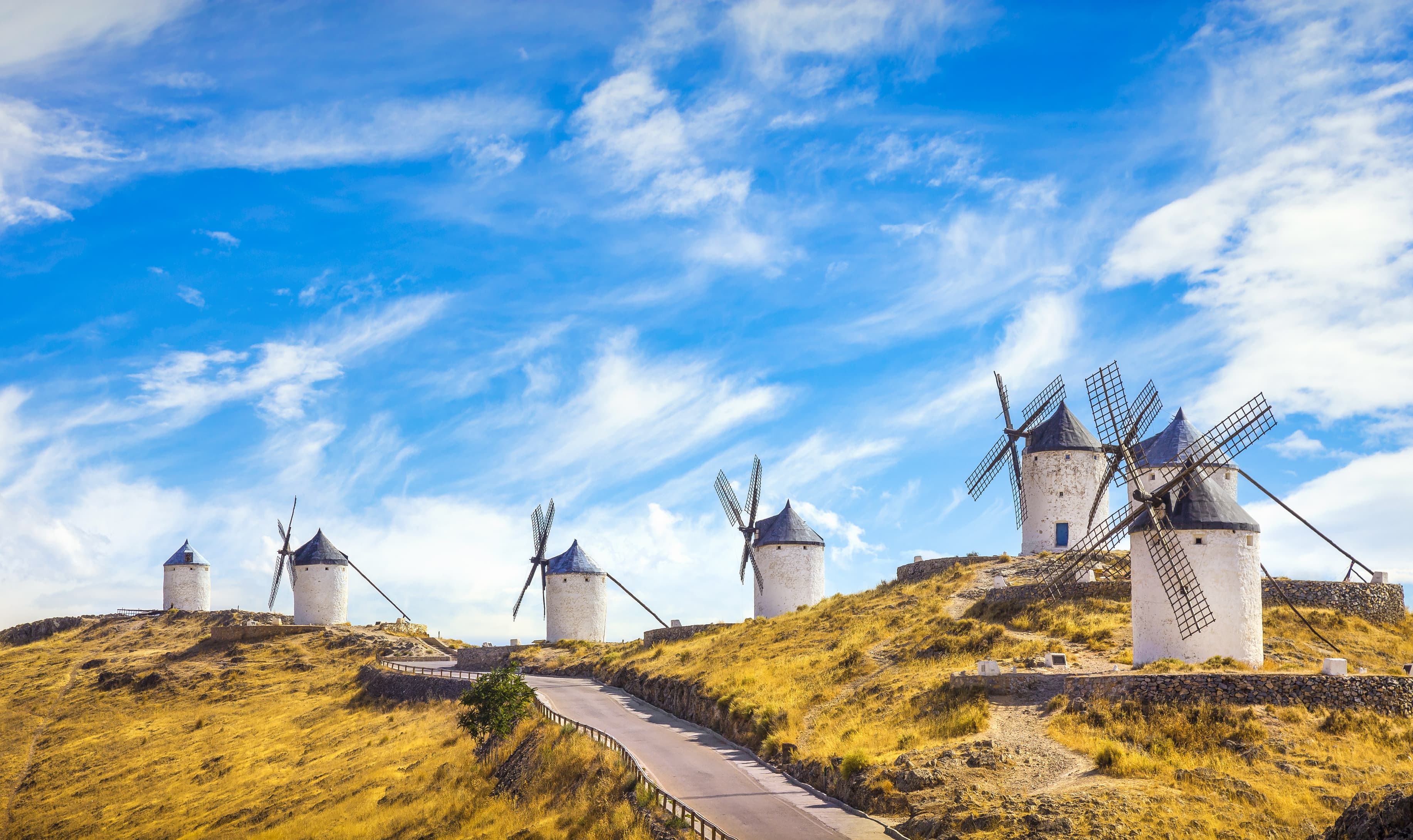Windmühlen in Consuegra, der Region Kastilien La Mancha in Spanien.